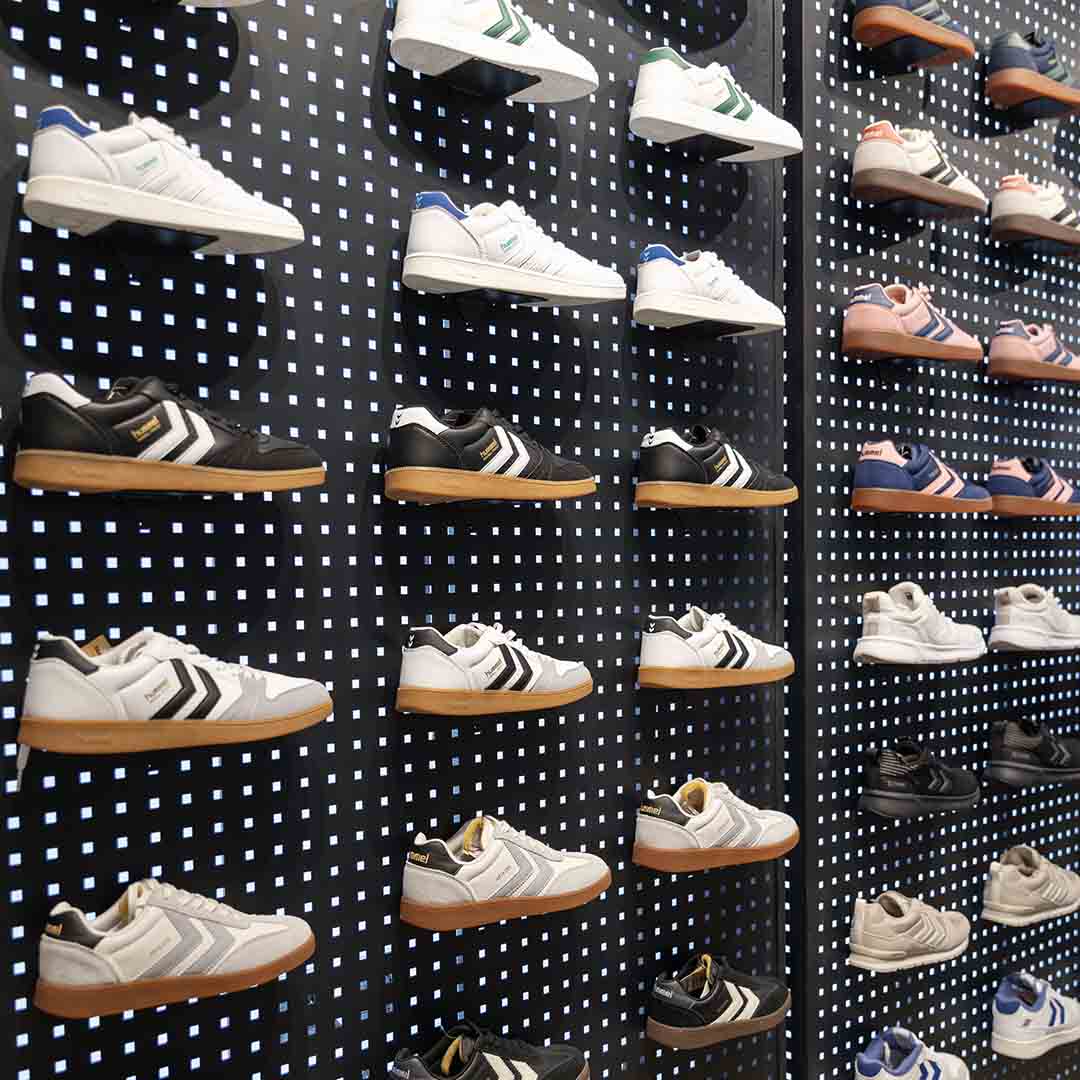 Stort udvalg af sneakers hos Hummel i Frederiksberg Centret.